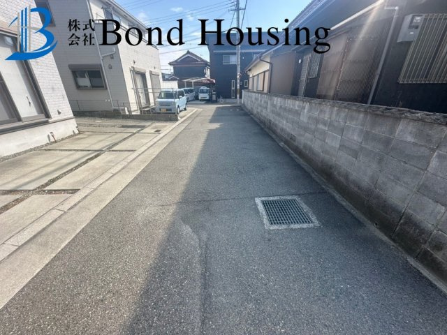 駐車スペース2台可・全室6帖以上　大久保町西島　築16年の前面道路含む現地写真