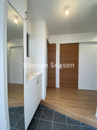 【玄関】 | ミラー付きのシューズBOXで、身だしなみチェックもバッチリですね♪