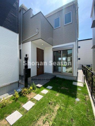 【外観】 | 自然豊かな住環境で、充実した湘南ライフのスタートを切りませんか♪
現地堂々完成！ぜひご内見下さい。