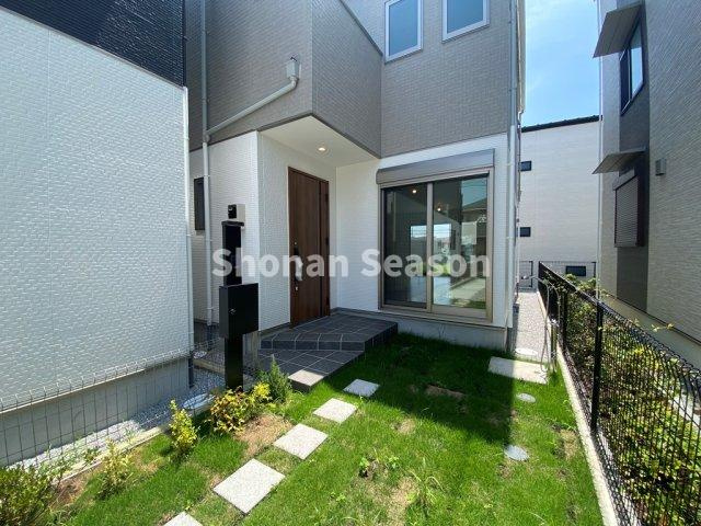 【外観】 | お車はゆとりの縦列２台駐車可能！
前面道路から少し奥に入った区画なので、プライバシーが守れますよ♪