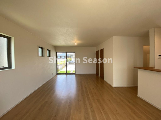 【居間・リビング】 | ソファ・テーブルを置いてもスペース十分！
お好みのインテリアで快適な新生活を♪