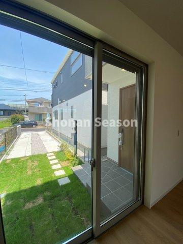 【居間・リビング】 | 遮音・断熱性高い全窓「複層ガラス」を使用！
冷暖房効果も高まります♪