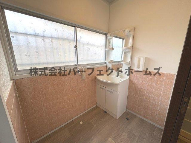 交野ハウスの洗面所|ゆったりとスペースのある洗面所