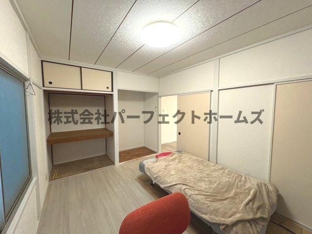 交野ハウスの寝室|広くて明るい寝室