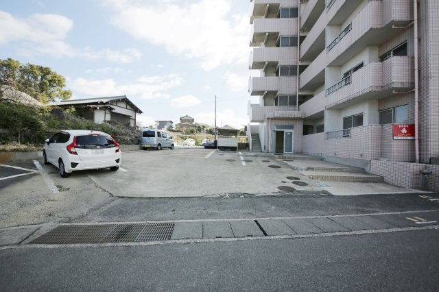 グランドヒルズ東海の駐車場