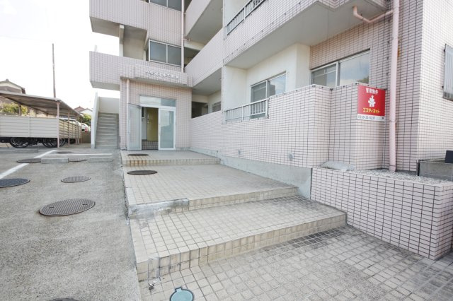 グランドヒルズ東海のエントランス