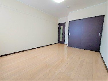 レオネクストそらまめⅡの居間・リビング|1Ｆのお部屋はフローリングです。