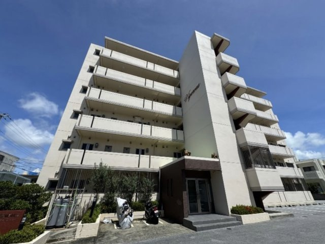 沖縄市泡瀬３丁目の賃貸マンションの外観