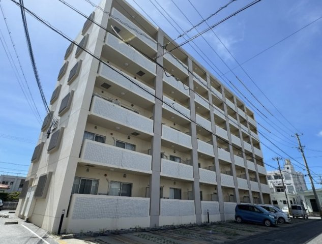 沖縄市泡瀬３丁目の賃貸マンションの外観