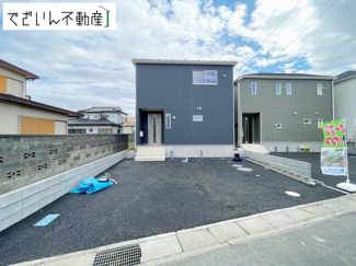 【外観】 | ≪3号棟≫駐車スペースは草むしりなどのお手入れが不要なアスファルト仕上げとなっております。
現地(2025年4月撮影)