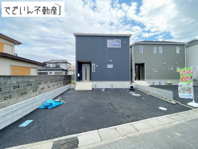 【外観】 | Cradle garden熊谷市久下第12　新築住宅 | ≪3号棟≫駐車スペースは草むしりなどのお手入れが不要なアスファルト仕上げとなっております。
現地(2025年4月撮影)