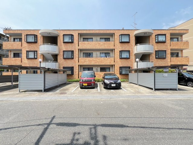 リベルテ美奈原の駐車場