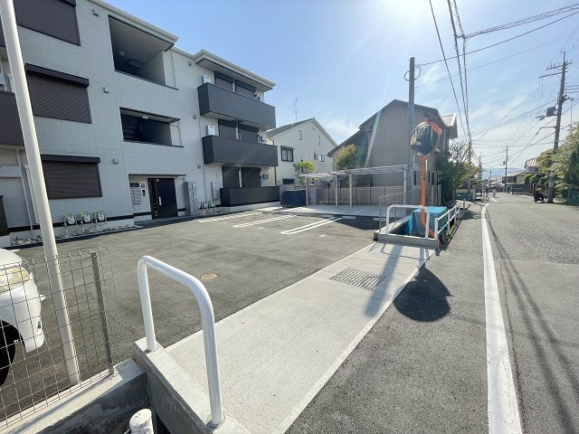 アウスレーゼ高畑の駐車場