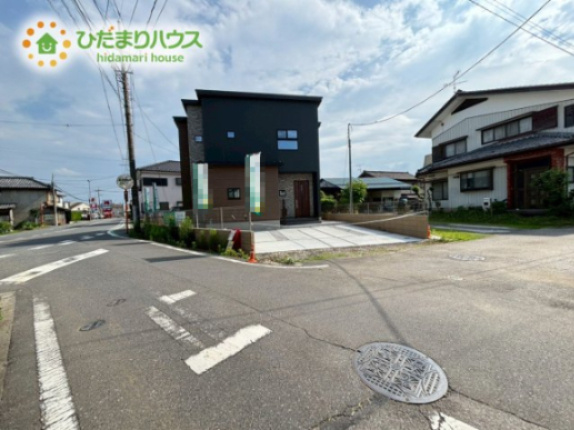 深谷市東大沼　第3期　新築一戸建て　クライン　01の前面道路含む現地写真|角地に位置しているので日当たり通風等、良好です♪