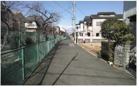 売土地　大東市南楠の里町　A号地(建築条件付き更地)の前面道路含む現地写真
