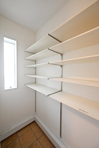 【収納】 | 太田市龍舞町　中古戸建 | シューズインクロークは土間空間なのでアウトドア用品などを置くのにピッタリです！