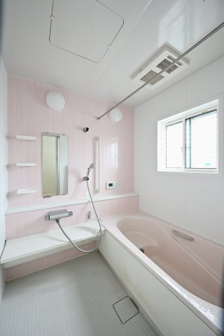 【浴室】 | 太田市龍舞町　中古戸建 | 清潔感あるお風呂はフルオートバスでお湯張りもラクラク♪
お風呂は窓があるので換気もできます。