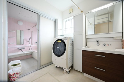 【独立洗面台】 | 太田市龍舞町　中古戸建 | 3面鏡付きの洗面台は後ろが見えるのでヘアセットがバッチリ決まります！