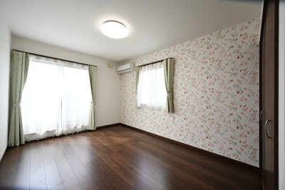 【洋室】 | 太田市龍舞町　中古戸建 | 2階のベッドルームはバルコニーとつながっています。
たっぷり光が入るので気持ちよく目覚められます♪ 