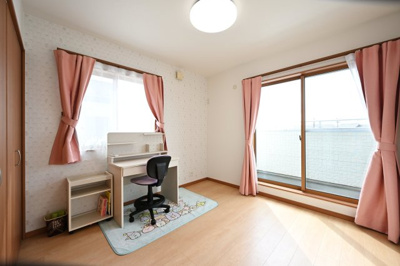 【洋室】 | 太田市龍舞町　中古戸建 | 2面採光の明るい洋室は子供部屋にもピッタリです♪