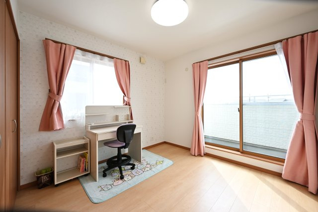 【洋室】 | 太田市龍舞町　中古戸建 | 2面採光の明るい洋室は子供部屋にもピッタリです♪