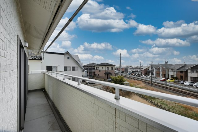 【バルコニー】 | 太田市龍舞町　中古戸建 | 広々としたワイドバルコニーは日当たりがよく洗濯物がよく乾きます♪