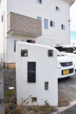 【外観】 | 太田市龍舞町　中古戸建 | TVモニター付きインターフォンやポストが一体型になった機能的な門柱です。