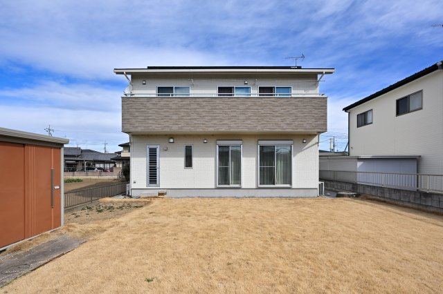 【外観】 | 太田市龍舞町　中古戸建 | 青空に映える高級感のあるエクステリアです。
ぜひ一度ご見学ください！