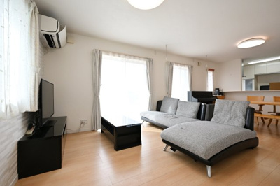 【居間・リビング】 | 太田市龍舞町　中古戸建 | 広々としていて明るい日差しもたくさん入ってきます。家具を置いてもゆとりある空間となっております♪