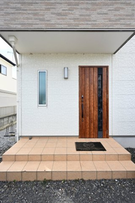 【玄関】 | 太田市龍舞町　中古戸建 | 屋根付きの玄関は雨の日のぬれずに出入りすることができます！
ダブルロックドアで防犯性も◎