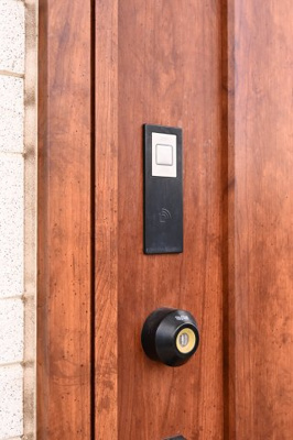 【防犯設備】 | 太田市龍舞町　中古戸建 | タッチ式で開場できるドア