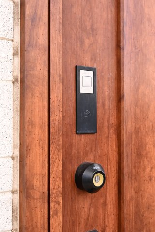 【防犯設備】 | 太田市龍舞町　中古戸建 | タッチ式で開場できるドア