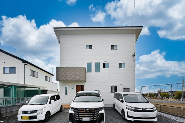 【駐車場】 | 太田市龍舞町　中古戸建 | 並列３台駐車可能なカースペースです！お客様も遊びに来やすいですね♪