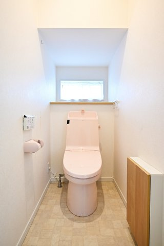 【トイレ】 | 太田市龍舞町　中古戸建 | 暖房便座などがついた高機能シャワートイレです。