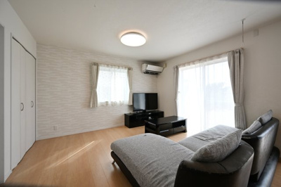 【居間・リビング】 | 太田市龍舞町　中古戸建 | 温かみのある木目のフローリングが印象的なリビング。
家族団らんの時間をゆったりとお楽しみください♪