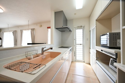 【キッチン】 | 太田市龍舞町　中古戸建 | 家族並んで料理ができるワイドカウンターのキッチン♪ 
スライド収納でラクラク収納できます♪  