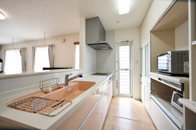 【キッチン】 | 太田市龍舞町　中古戸建 | 家族並んで料理ができるワイドカウンターのキッチン♪ 
スライド収納でラクラク収納できます♪  