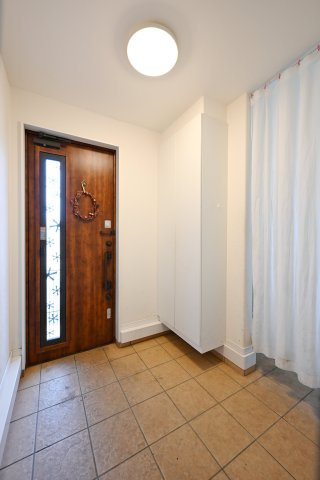 【玄関】 | 太田市龍舞町　中古戸建 | 開放感のある明るく広々とした玄関がお出迎えします♪