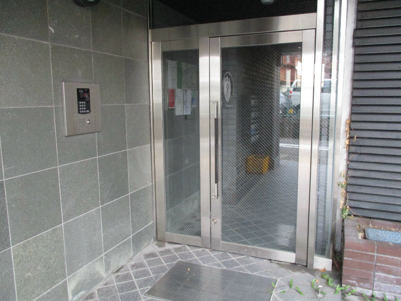 ローズガーデン楠元のエントランス