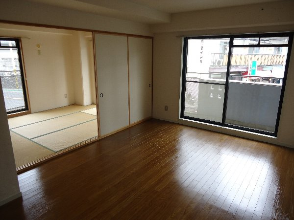 ローズガーデン楠元の居間・リビング