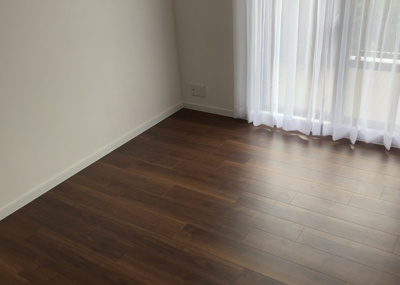 【洋室】 | ユニヴェルシオール学園の丘 | 洋室のメリットは重い家具が置きやすく、身の回りが整理しやすいことです。 床がフローリングのため畳とは異なり凹みにくいです。 クローゼットなど収納が豊富で、普段使わない旅行カバンや服の整頓も簡単にです。