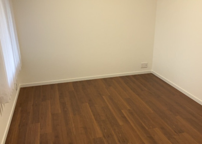 【寝室】 | ユニヴェルシオール学園の丘 | 寝室でゆっくりと過ごすためにはベッド周りの適度な空間を担保することや窓の位置、照明の明るさ、寝室の広さなどを考える必要があります。自身や家族の構成とライフスタイルに併せて寝室にする部屋を選びましょう！