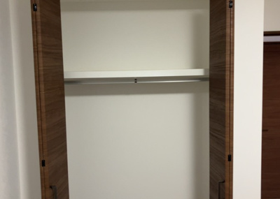 【収納】 | ユニヴェルシオール学園の丘 | デザイン性を重視しすぎて収納が少なかった！なんてことにならないため、事前に現地で収納の数を確認しておくことをお勧めします。クローゼット以外にも床下収納や屋根裏収納、パントリーなどもチェックしましょう。