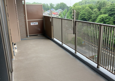 【バルコニー】 | ユニヴェルシオール学園の丘 | バルコニーは、室外の専用スペースのうち、「屋根がなく開放された空間」であるものを指します。ベランダより広いタイプのものが多く、日当たりもよいため家庭菜園などを楽しみたい人にとって適した環境となります。