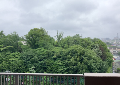 【展望】 | ユニヴェルシオール学園の丘 | 眺望の良さを楽しめるダイニングキッチンで家族団らんの時間を過ごしてはいかがでしょうか。バルコニーから見える景色を家族で眺める時間は、時間が経つのを忘れてしまいそうですね。是非、現地を見に行きましょう！