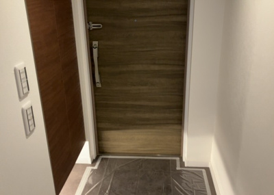 【玄関】 | ユニヴェルシオール学園の丘 | 玄関は家の顔でもあり、家族以外の目にも止まる場所です。玄関は外との間を仕切る扉、靴などをしまっておく収納スペース、靴脱ぎのたたきスペース、来客とのやり取りをするドアホンなど複数のアイテムからなります。