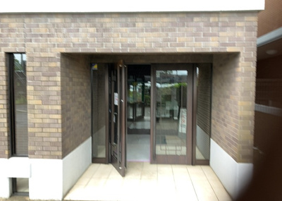 【エントランス】 | ユニヴェルシオール学園の丘 | マンションのエントランスには、もともと風よけや防犯の役割がありますが、マンションによって宅配ボックスなどの設備が備わっている所もあります。日々の生活をイメージしながら生活しやすさをチェックしましょう。