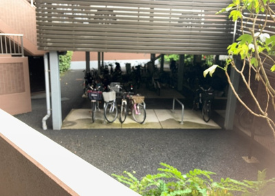 【駐輪場】 | ユニヴェルシオール学園の丘 | マンションの駐輪場は、事前に空きがあるか確認を取ると安心です。せっかく入居したのに駐輪スペースがない！なんてことになったら大変ですよね。そこで、内見時や購入前にはまず事前に確認しておくと良いでしょう。