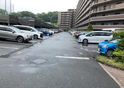 【駐車場】 | ユニヴェルシオール学園の丘 | 駐車場と明記されていても、最小スペースでつくられた駐車場だと大型車は駐車できなかったり、出入りしにくくなったりする可能性があります。お車のサイズと購入したい物件の駐車場のサイズを現地で確認しましょう。