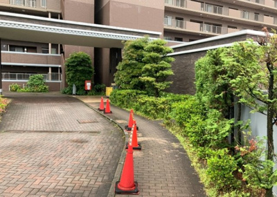 【庭】 | ユニヴェルシオール学園の丘 | 物件によっては、入居者が個人的に使用できる専用庭がついているものもあります。また、住宅の中にある土間の部分を庭と呼ぶこともあります。庭の用途は住む人によって変わり、それによってデザインもさまざまです。